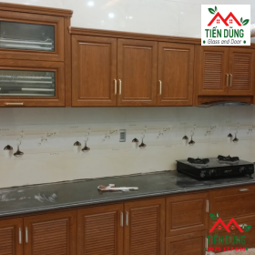 TỦ BẾP NHÔM KÍNH VÂN GỖ 8