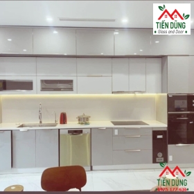 TỦ BẾP NHÔM KÍNH VÂN GỖ 10