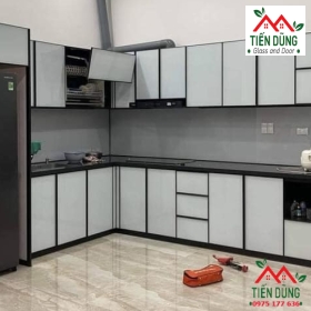 TỦ BẾP NHÔM KÍNH VÂN GỖ 12