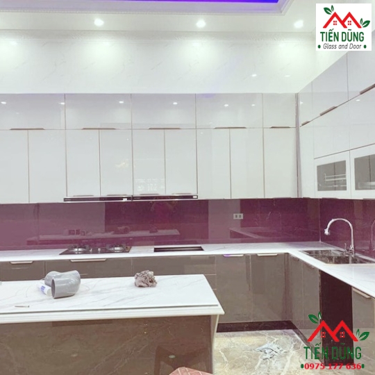 TỦ BẾP NHÔM KÍNH VÂN GỖ 11